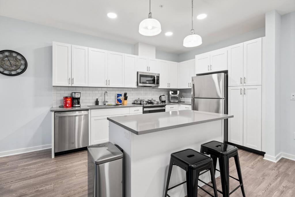 Urban Elegance: 20 Minutes To Nyc Apartment