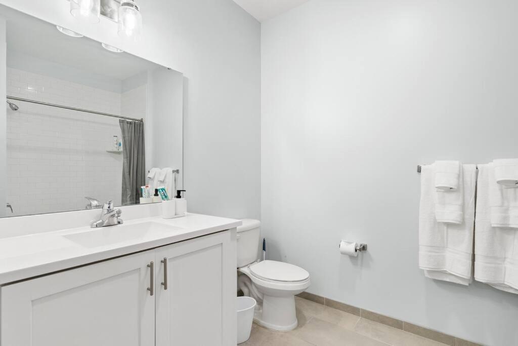 Urban Elegance: 20 Minutes To Nyc Apartment
