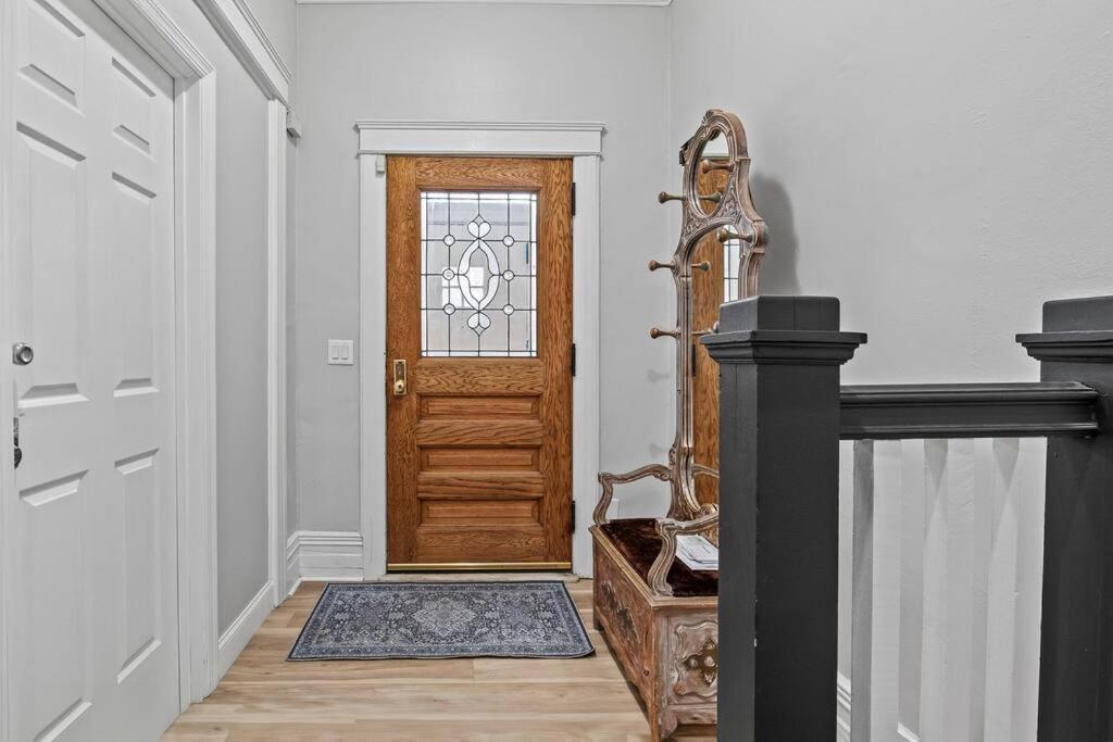 Beautiful Door Brownstone Homestay *