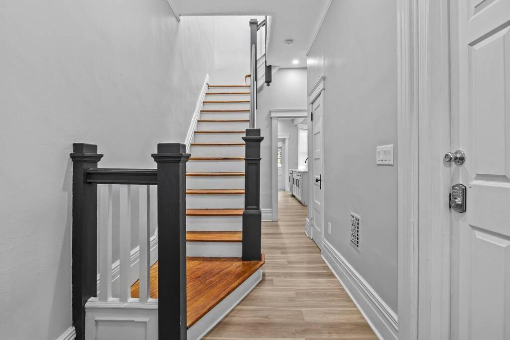 Homestay Beautiful Door Brownstone