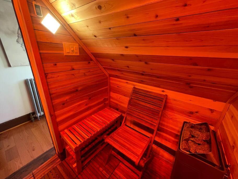 Urban Oasis With Sauna And King Bed With Free Parking Plus More Apartment *