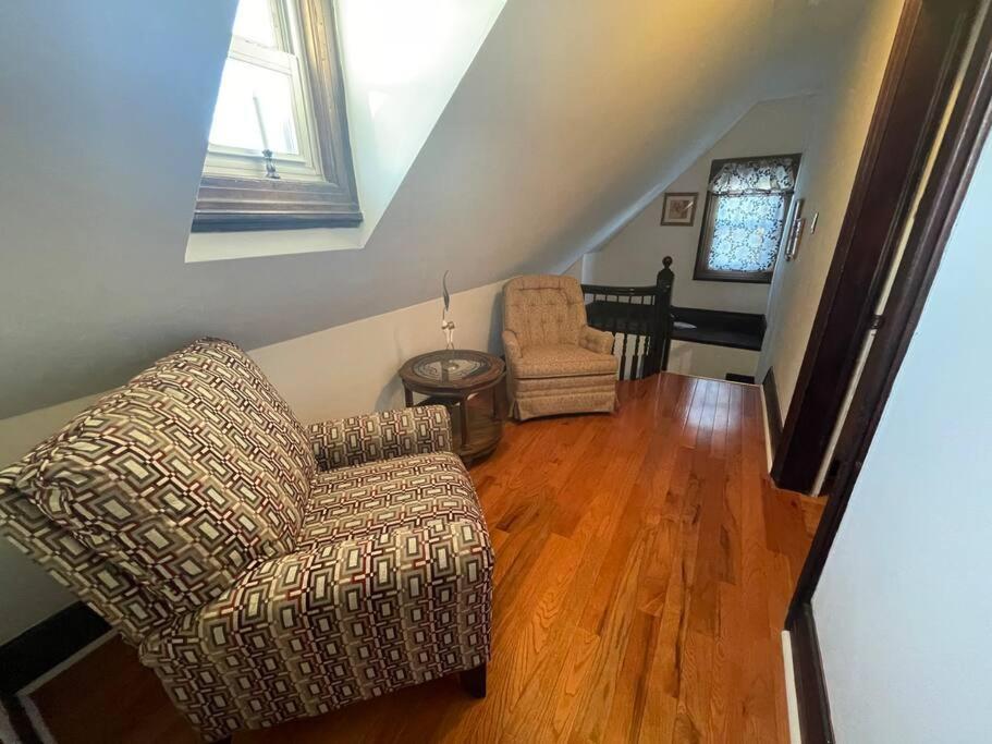 Urban Oasis With Sauna And King Bed With Free Parking Plus More