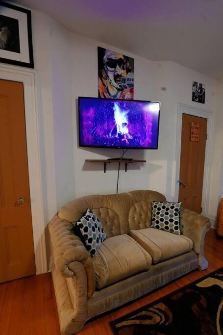 Urban Oasis With Sauna And King Bed With Free Parking Plus More *