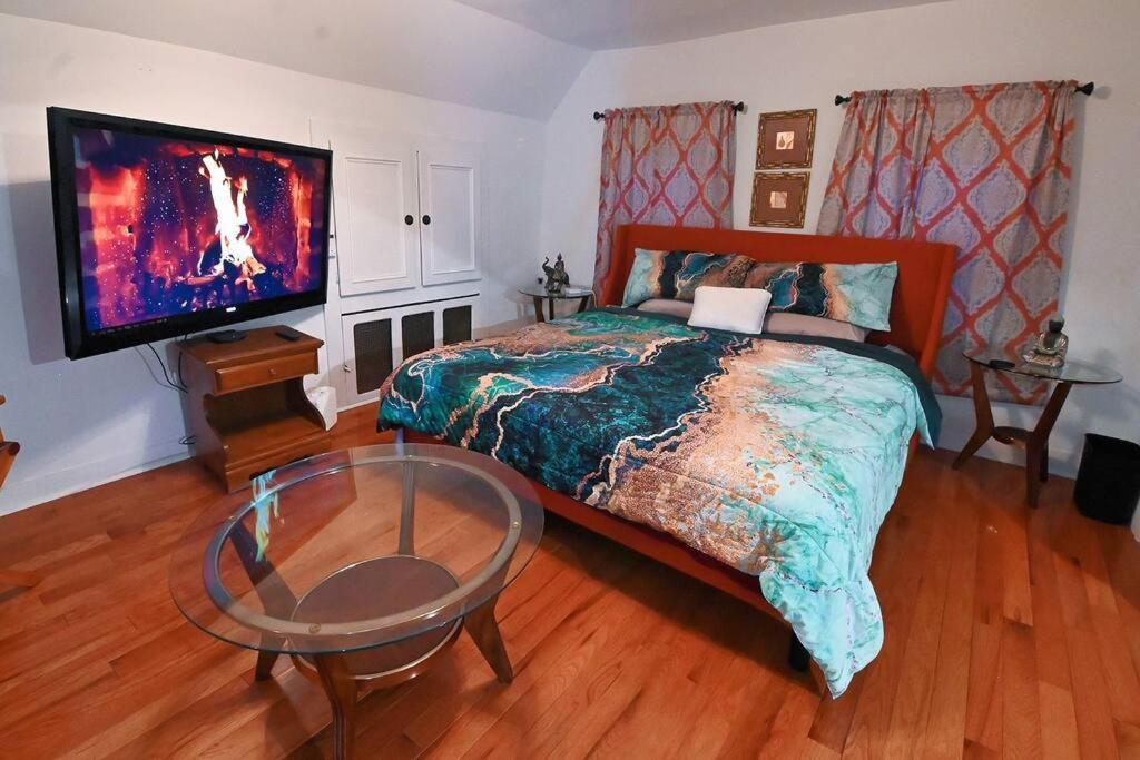 Urban Oasis With Sauna And King Bed With Free Parking Plus More Apartment *