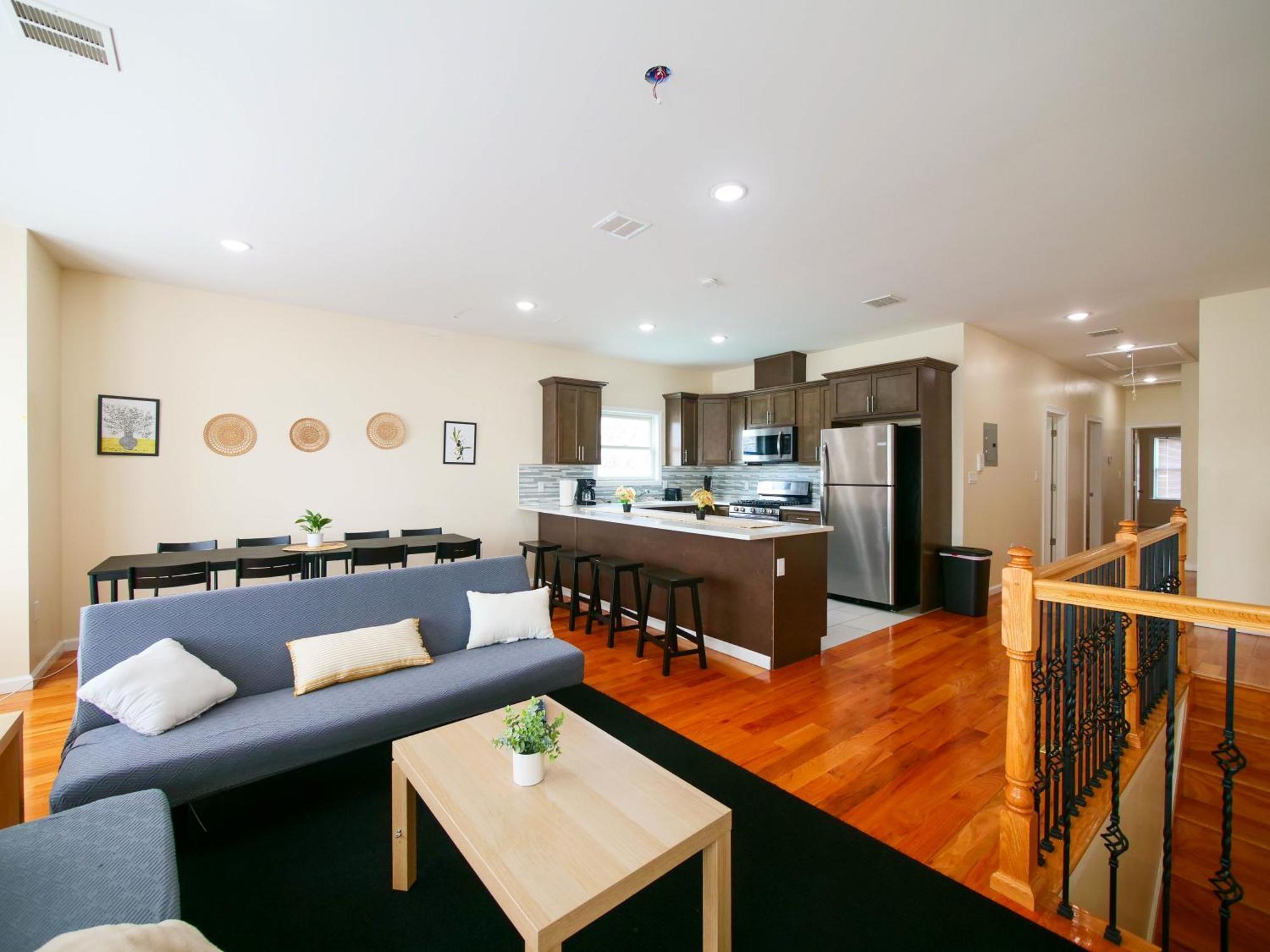 Spacious Three-bedroom Near New York - Contemporary Design Apartment