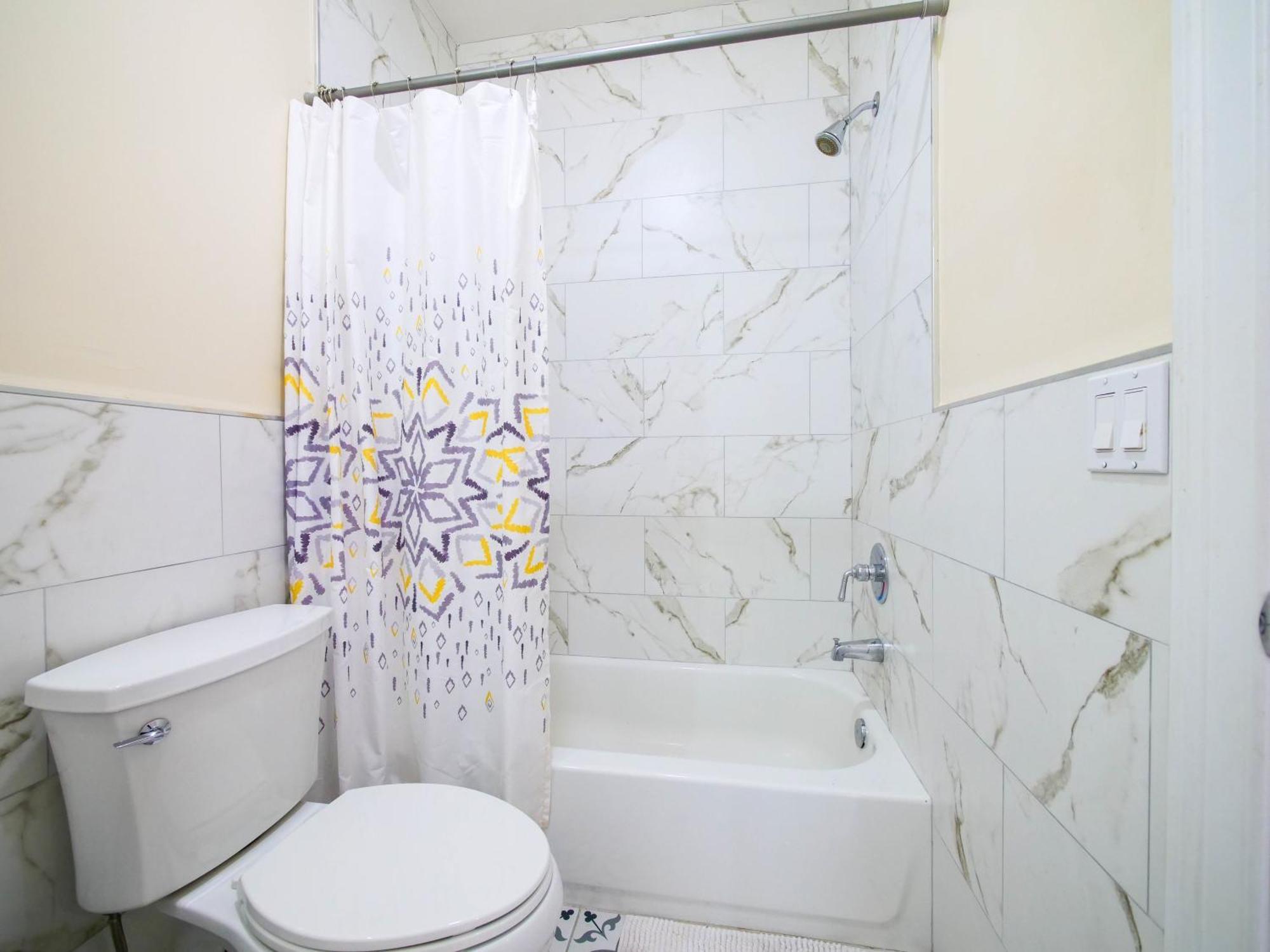 Spacious Three-bedroom Near New York - Contemporary Design *