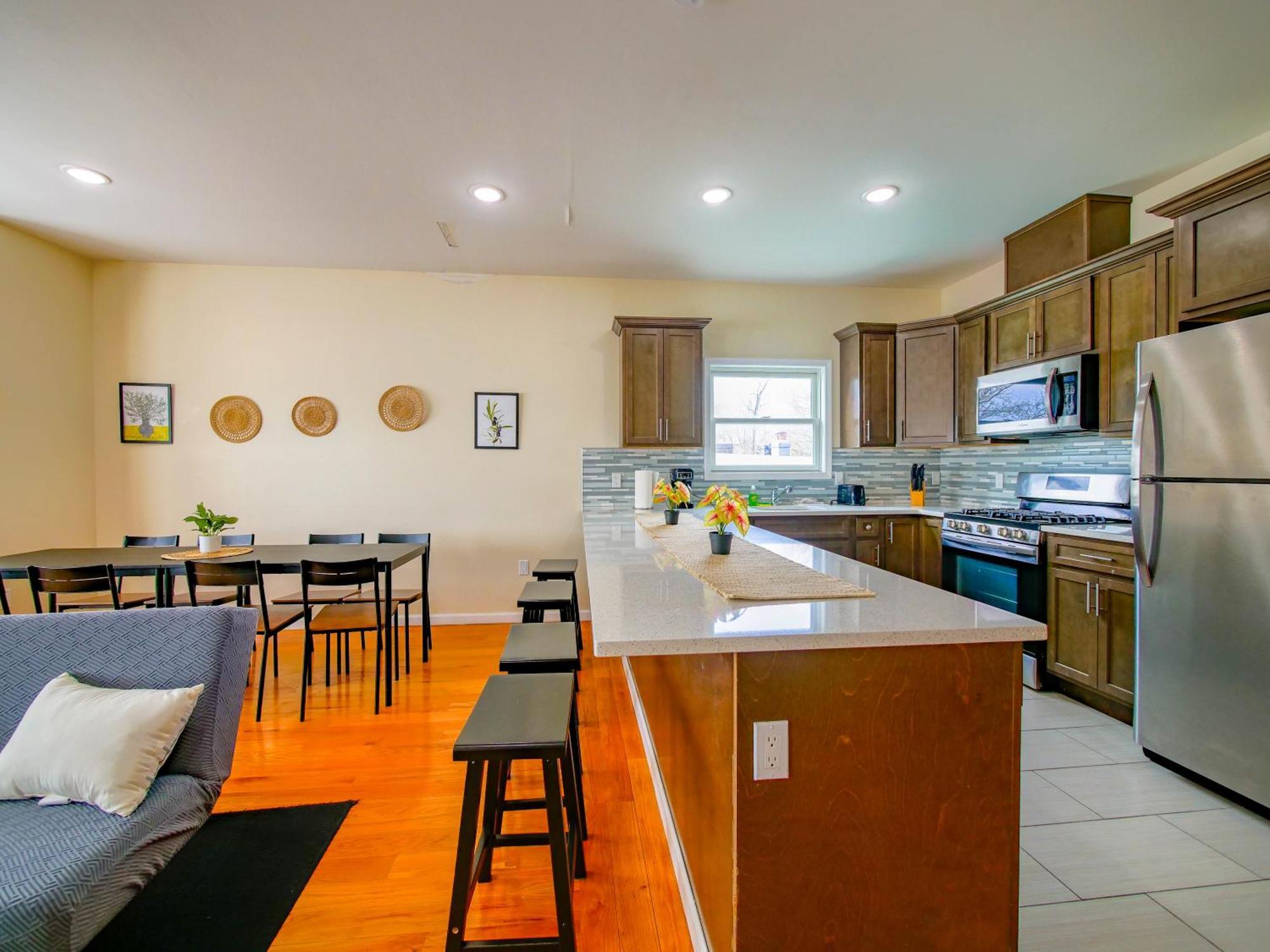 Spacious Three-bedroom Near New York - Contemporary Design *