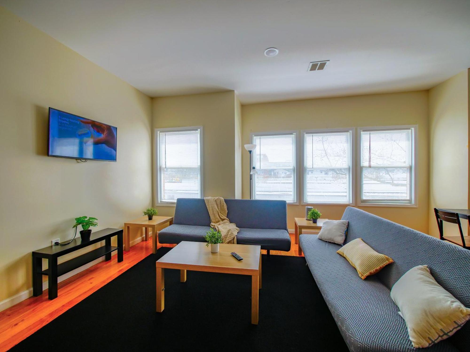 Spacious Three-bedroom Near New York - Contemporary Design Apartment *