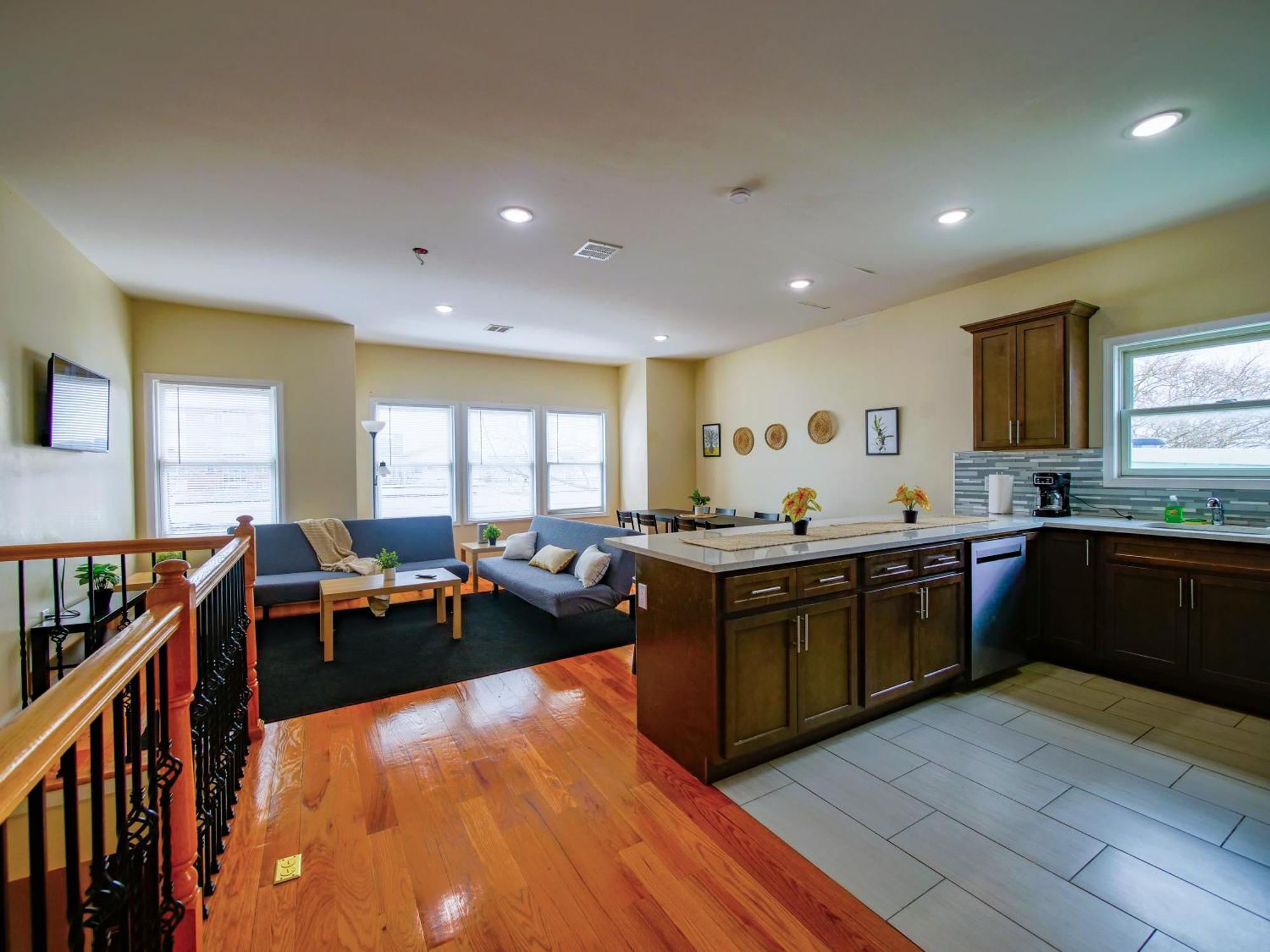 Spacious Three-bedroom Near New York - Contemporary Design *