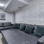 Two Modern Apartment Minutes To Nyc