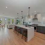 Huge 2000 Sqft Luxury & Stylish Condo Minutes To New York