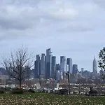 Comfy Apt With Skyline Front View Mins Away From Nyc