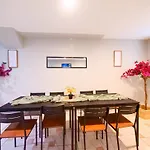 Mins To Nyc Spacious 2 Bedroom Apartment