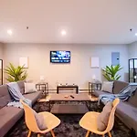 Mins To Nyc Spacious 2 Bedroom Apartment