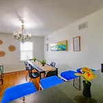 Cozy 3 - Bed Apartment, Minutes From Nyc!