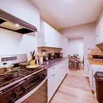 Modern Comfort-2Br Haven Mins To Nyc