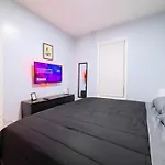 Nyc Views & Comfort - Modern 2-Bedroom Apartment