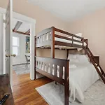 Spacious & Stylish 2Br Apartment Near Manhattan
