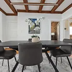 Spacious & Stylish 2Br Apartment Near Manhattan