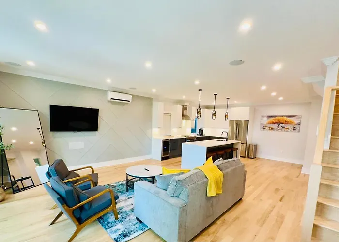 Huge 2000 Sqft Luxury & Stylish Condo Minutes To New York