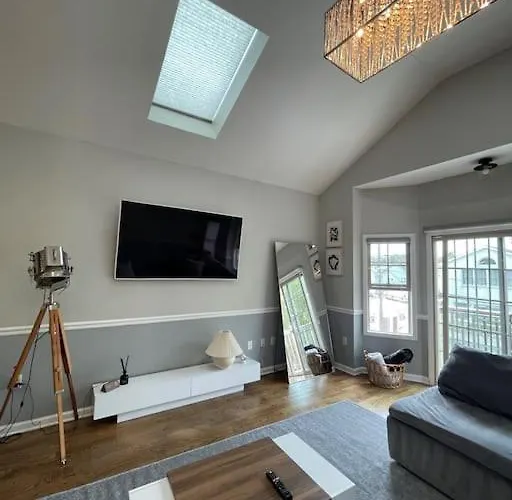 Modern Minimalistic 3 Bdr Apt Townhouse