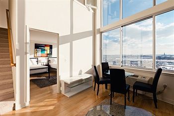 Sky City At 30 Regent 3*