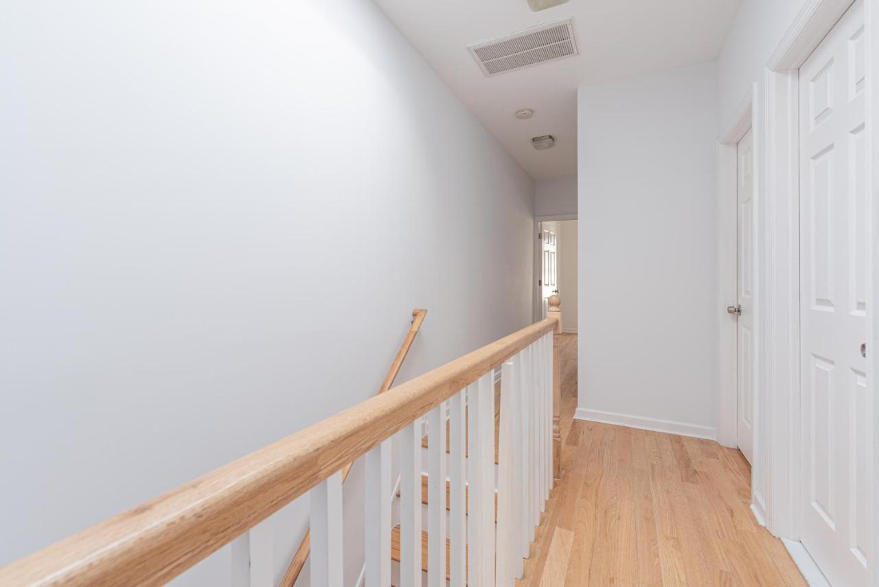 Holiday home Tranquil Town House With Parking And Laundry - Just 25 Minutes To Time Square! *