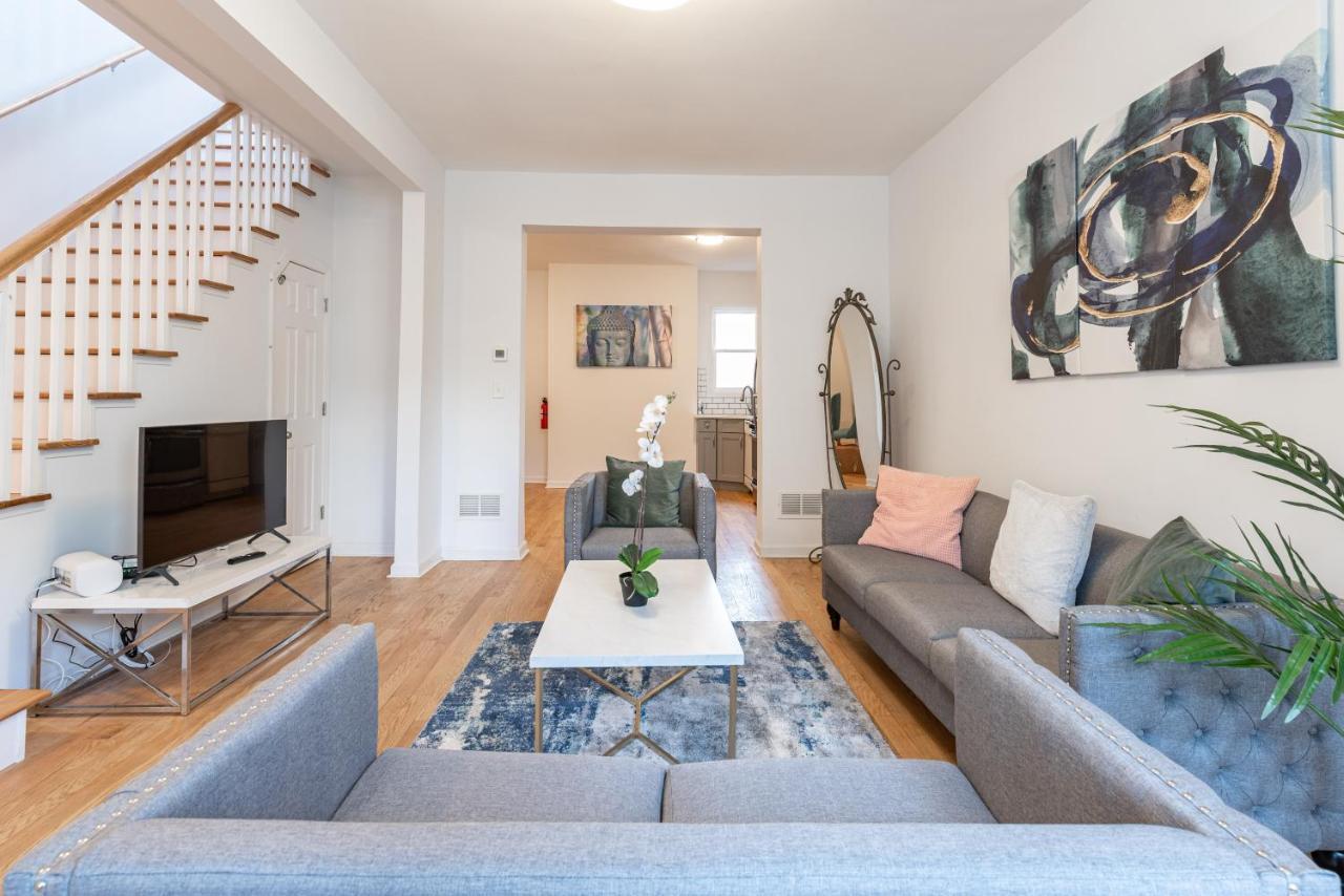 Tranquil Town House With Parking And Laundry - Just 25 Minutes To Time Square! Holiday home