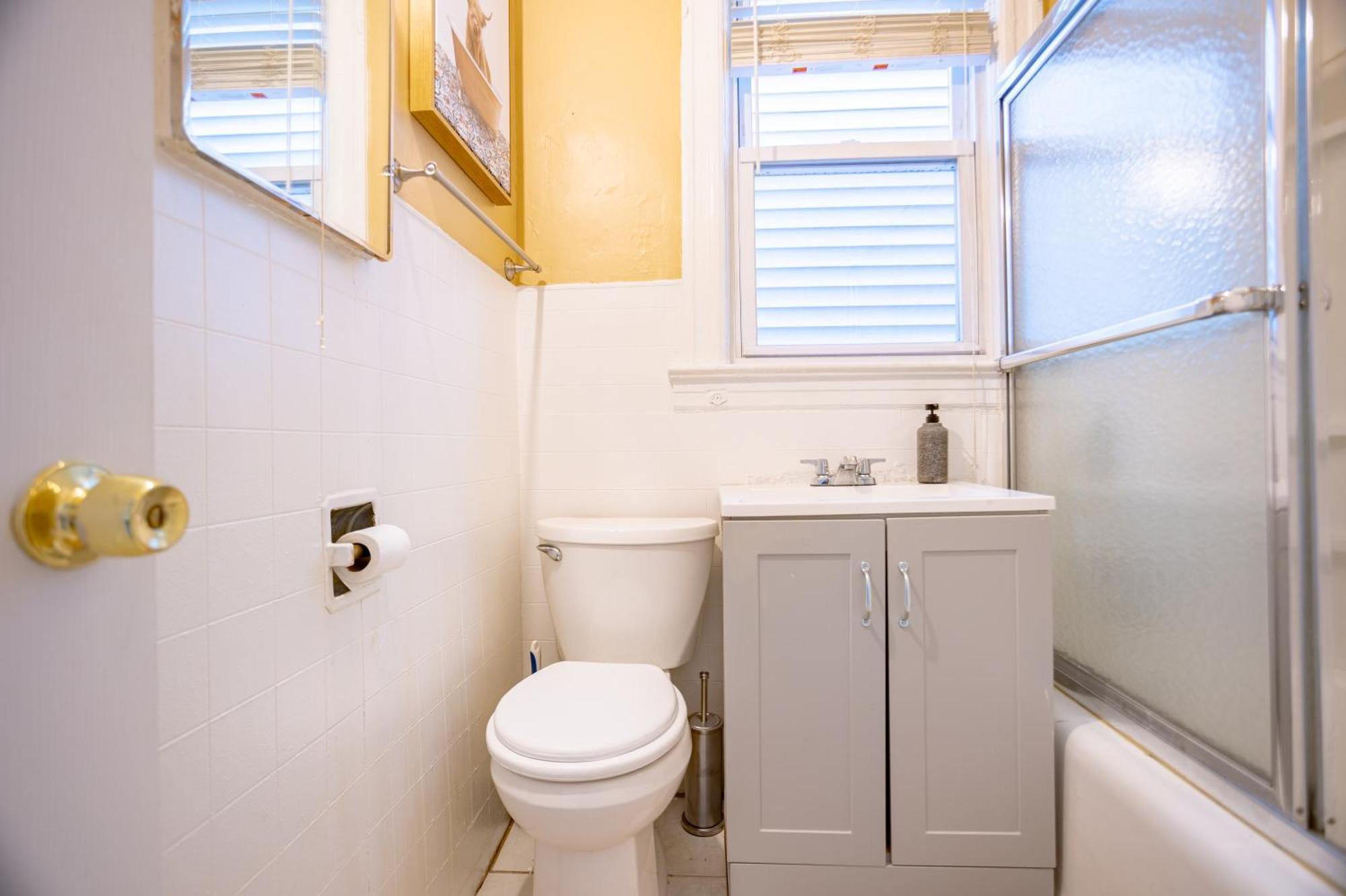 Spacious & Stylish 2br Near Manhattan Apartment *