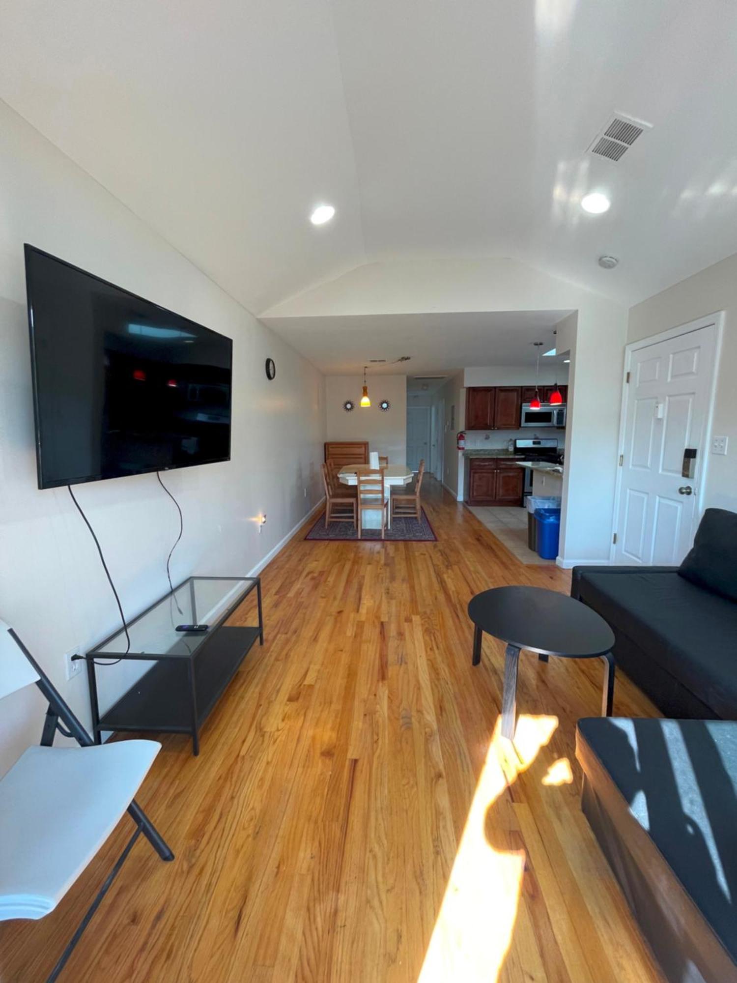 Business & Family Friendly Balcony Jacuzzi Free Park Apartment *
