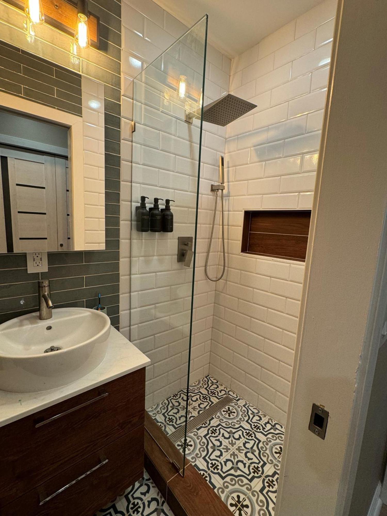 New! Urban Oasis, Chic 3-br 2-ba Corner Unit, Steps Away From Nyc! Apartment *