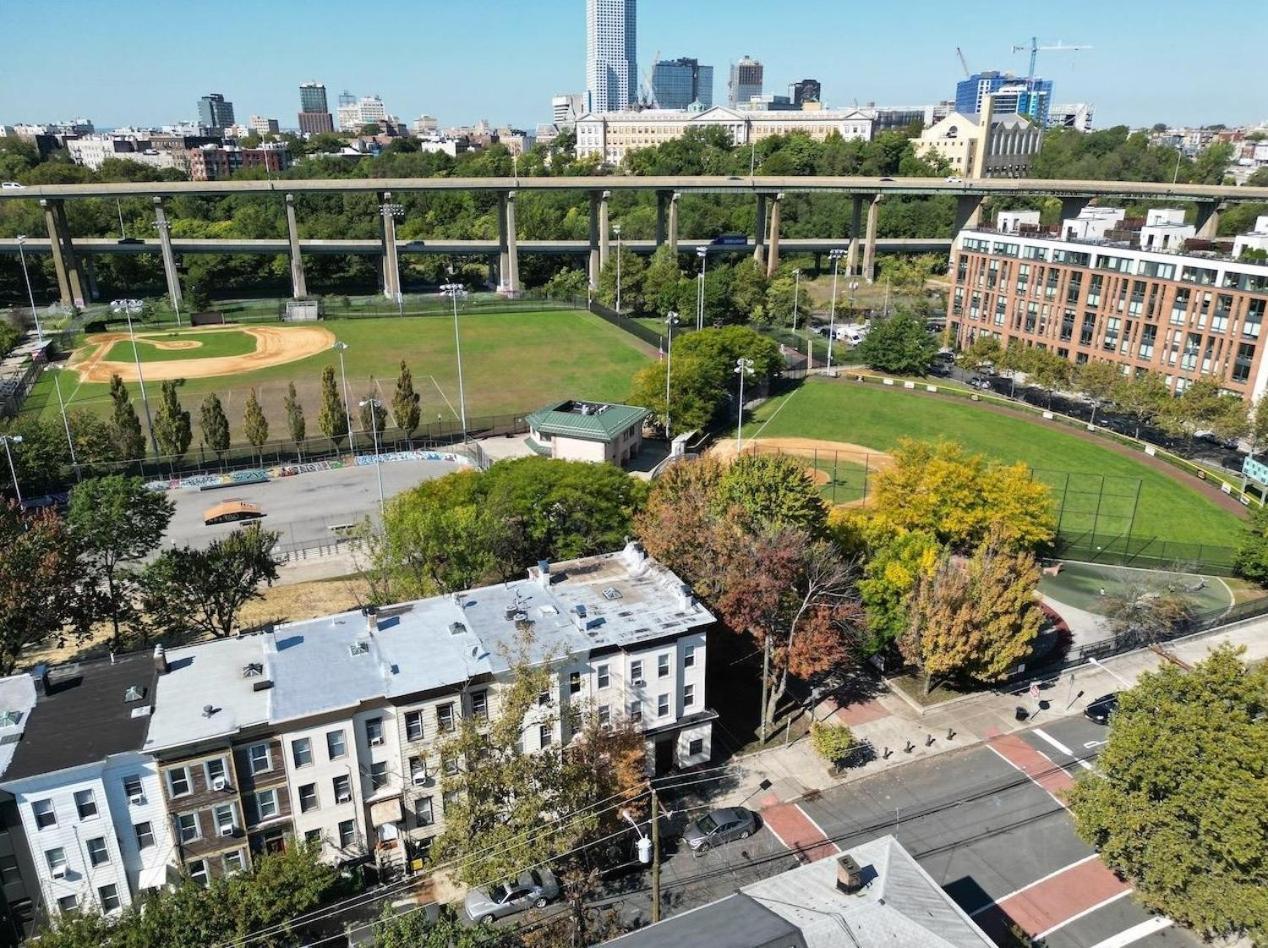 New! Urban Oasis, Chic 3-br 2-ba Corner Unit, Steps Away From Nyc! Apartment