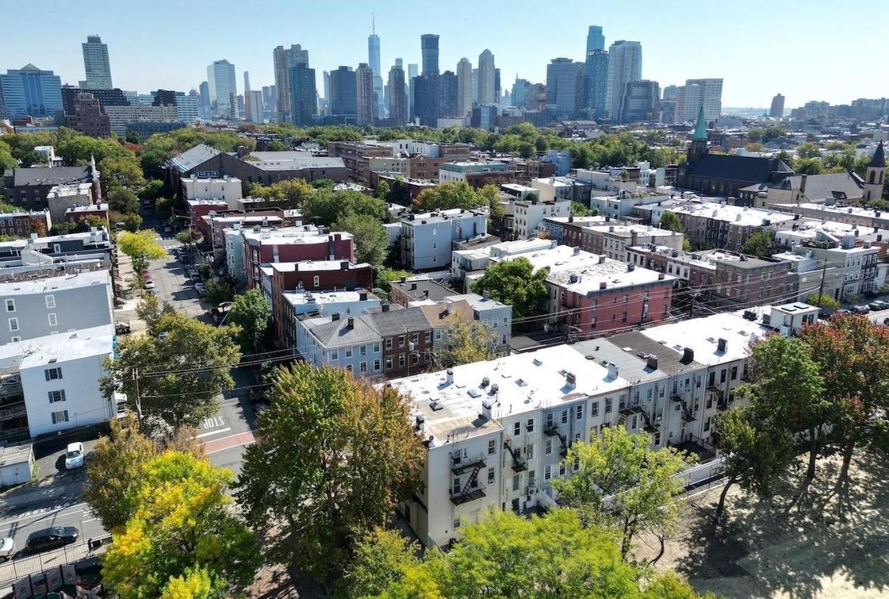 New! Urban Oasis, Chic 3-br 2-ba Corner Unit, Steps Away From Nyc! Apartment Jersey City