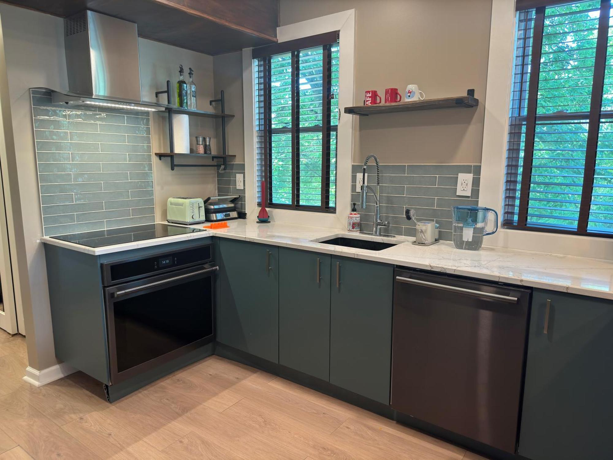 New! Urban Oasis, Chic 3-br 2-ba Corner Unit, Steps Away From Nyc!
