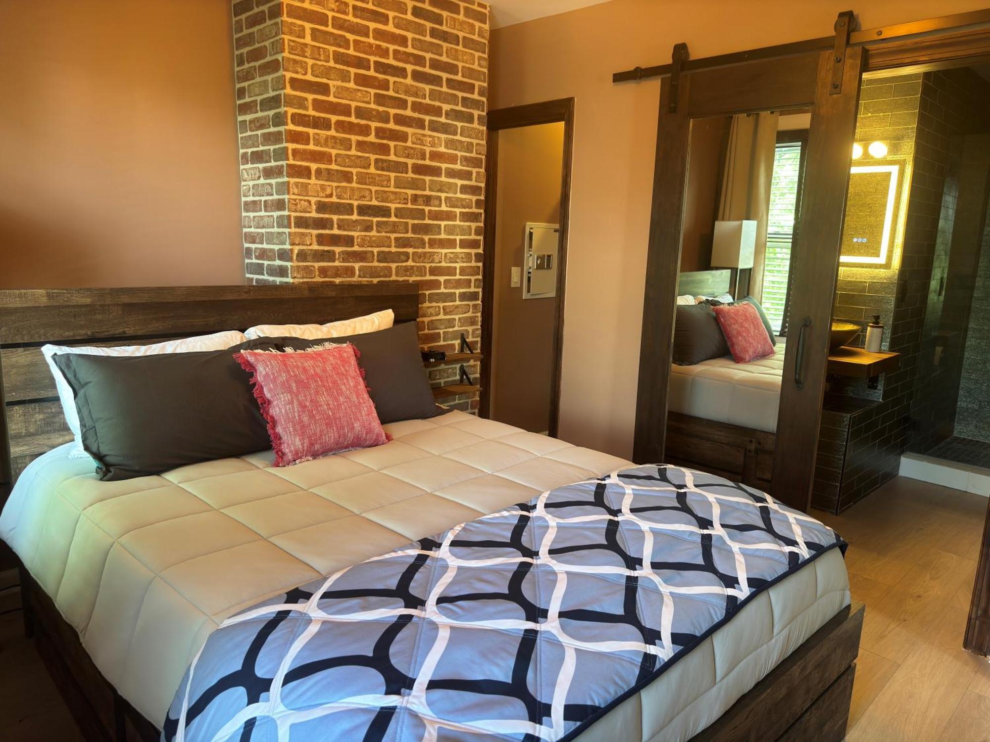 New! Urban Oasis, Chic 3-br 2-ba Corner Unit, Steps Away From Nyc! Apartment *