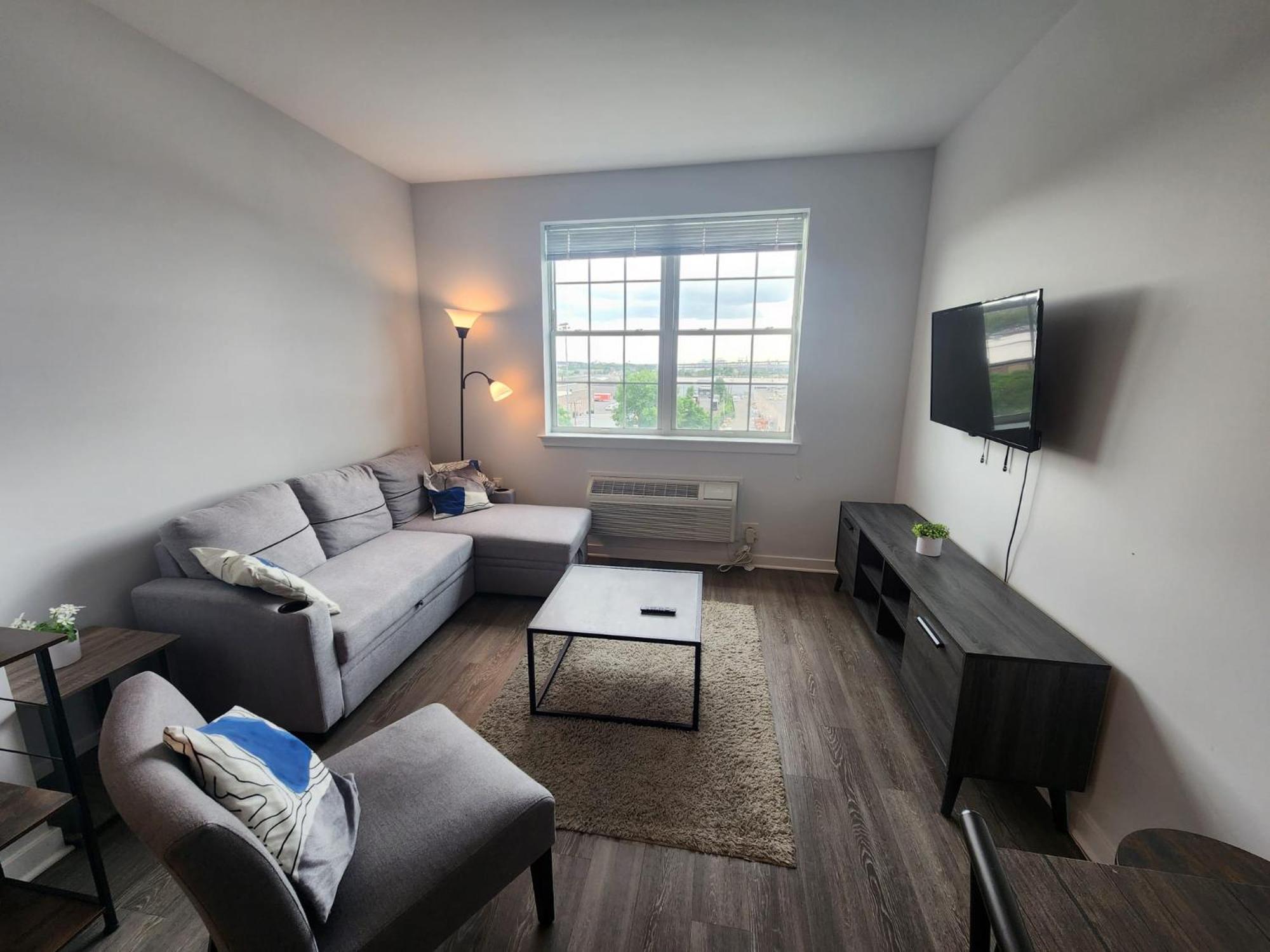 Pristine 2br Apt With Modern Amenities Near Nyc *