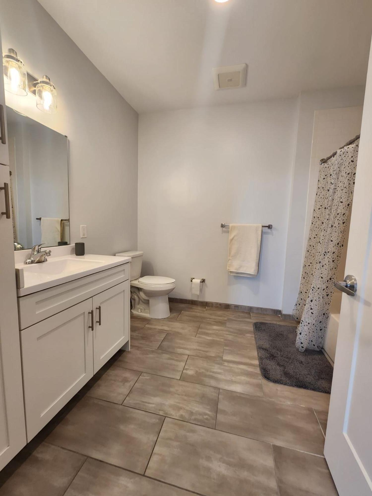 Pristine 2br Apt With Modern Amenities Near Nyc *