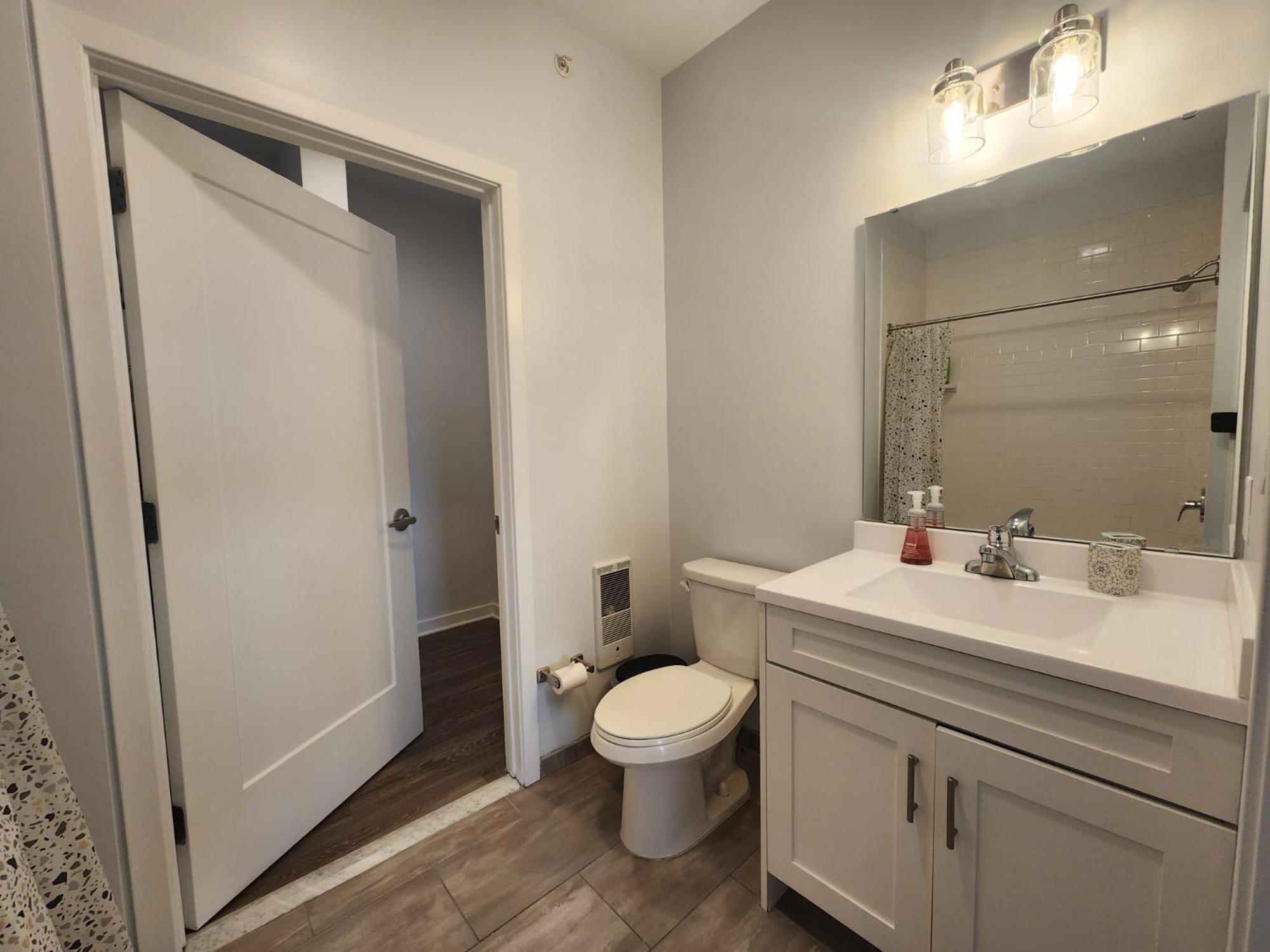Pristine 2br Apt With Modern Amenities Near Nyc Apartment