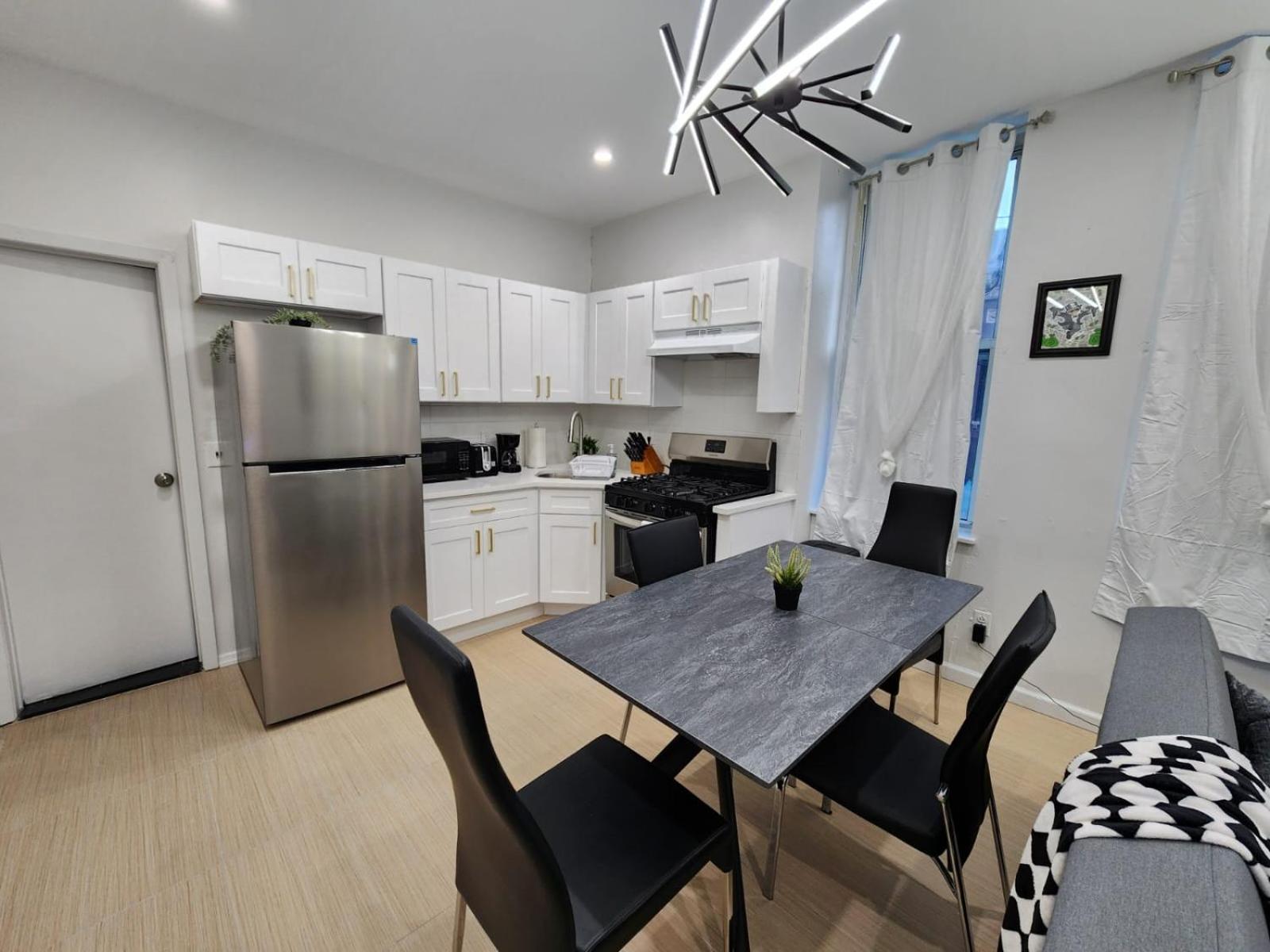 Accessible And Spacious 2br-apt Mins Nyc Apartment *