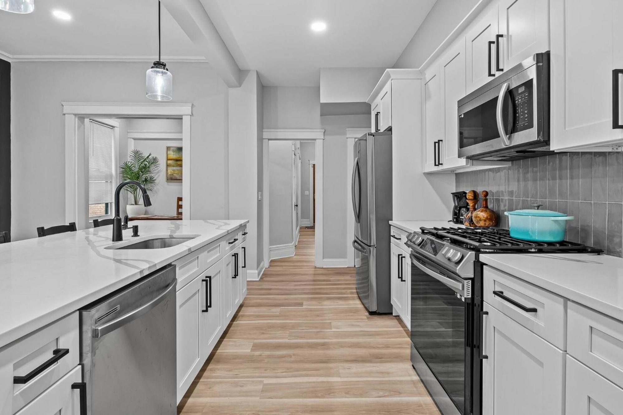 Beautiful Green-door Brownstone Apartment *