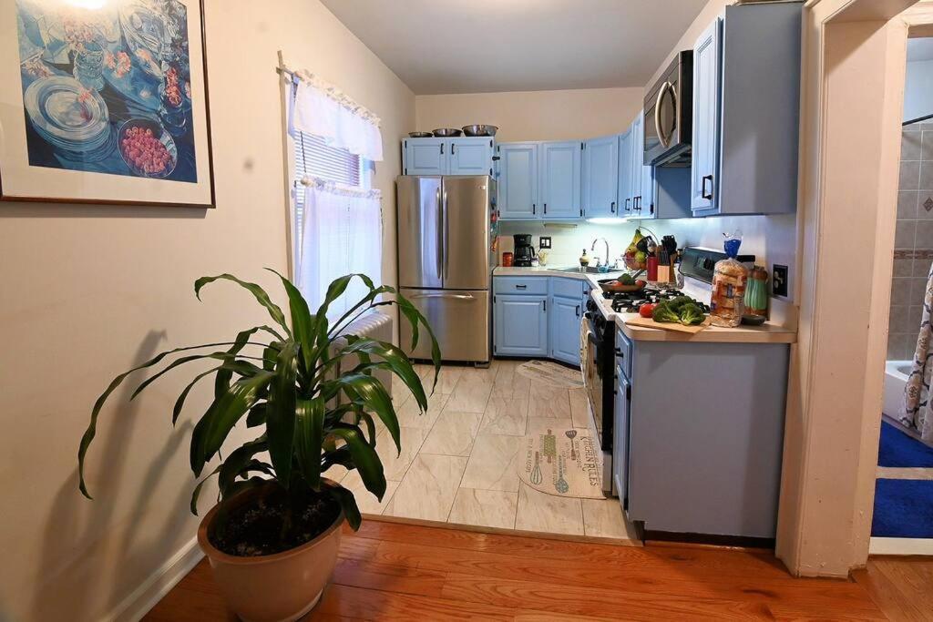 Urban Oasis With Sauna And King Bed With Free Parking Plus More Apartment *