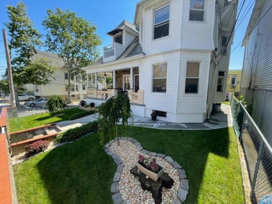 Urban Oasis With Sauna And King Bed With Free Parking Plus More