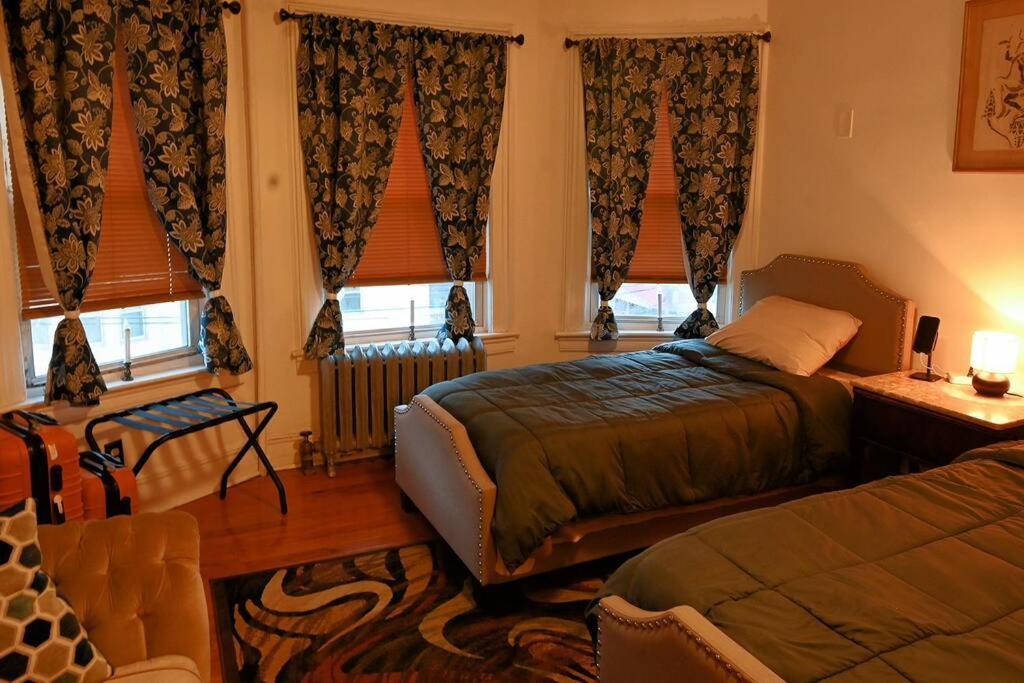 Urban Oasis With Sauna And King Bed With Free Parking Plus More Apartment *