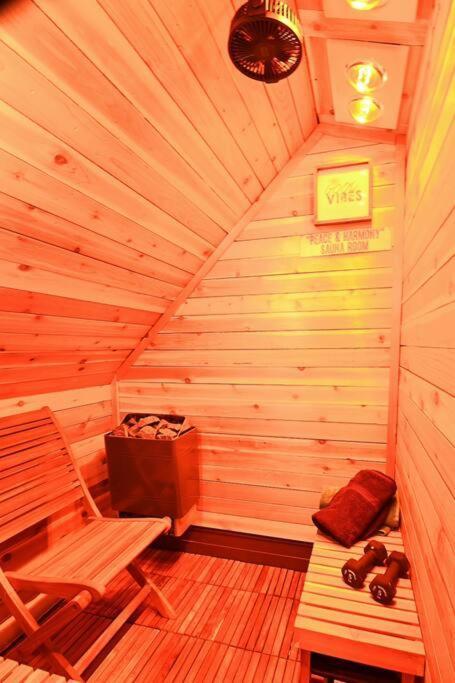 Urban Oasis With Sauna And King Bed With Free Parking Plus More