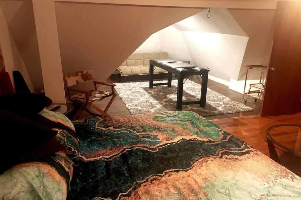 Apartment Urban Oasis With Sauna And King Bed With Free Parking Plus More *