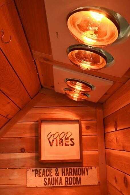 Urban Oasis With Sauna And King Bed With Free Parking Plus More *