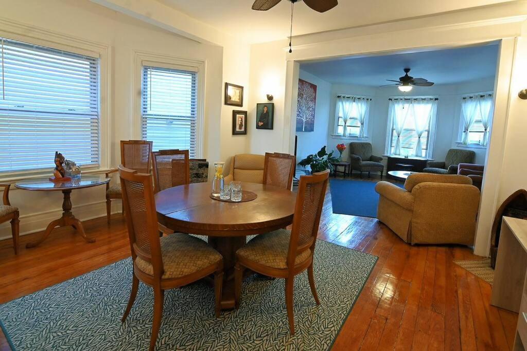 Urban Oasis With Sauna And King Bed With Free Parking Plus More