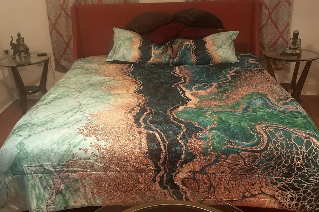 Urban Oasis With Sauna And King Bed With Free Parking Plus More Apartment