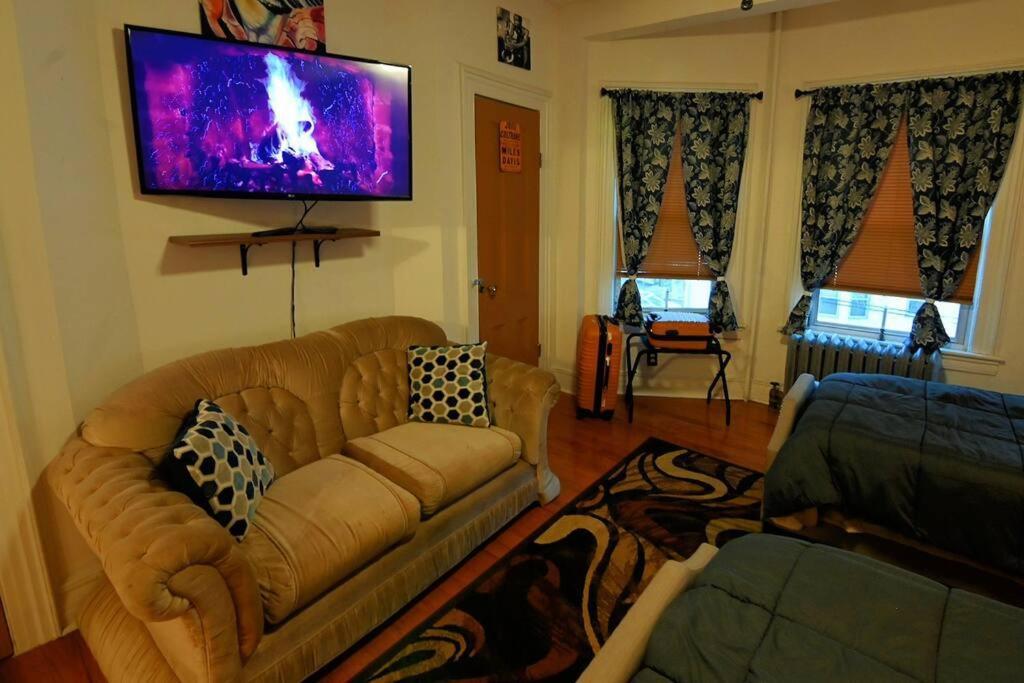 Urban Oasis With Sauna And King Bed With Free Parking Plus More Apartment