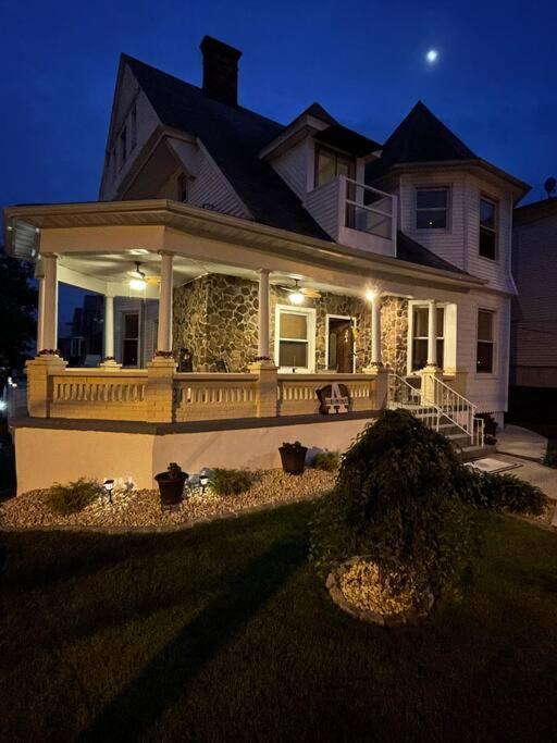 Urban Oasis With Sauna And King Bed With Free Parking Plus More *
